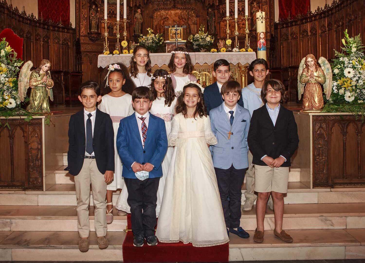 Imagen de unos niños de comunión de la parroquia de San Ignacio de Loyola de Ponferrada